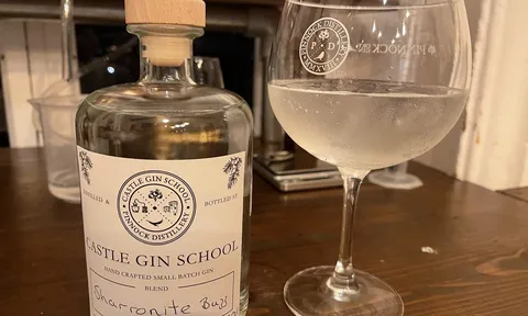 Review: Lâu đài chưng cất Pinnock trường dạy làm rượu Gin tại Lâu đài ở Edgehill, Banbury, Warwickshire