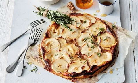 Bánh tart táo cùng hương thảo và siro mật ong