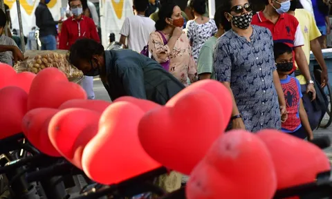 Church Street chìm trong sắc đỏ ngày Valentine