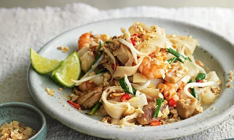 Dễ dàng nấu Pad Thái gà và tôm