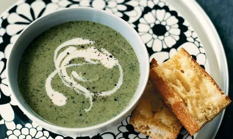 Dễ dàng với món súp bông cải xanh và bánh mì nướng phô mai tỏi