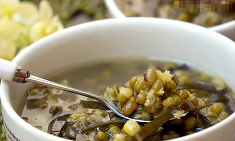 Vào bếp làm ra món chè đậu xanh "giải nhiệt" những ngày nắng nóng.