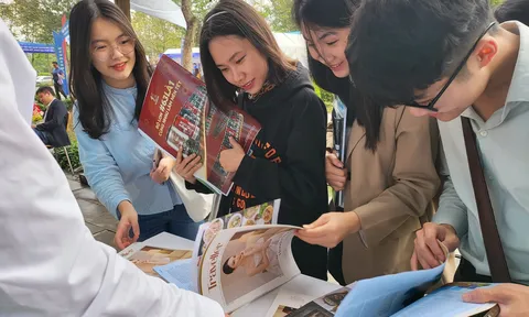 Tạp chí Vietnam Traveller gây ấn tượng tại Hội báo 2023 bởi nội dung phong phú, thiết kế sang trọng