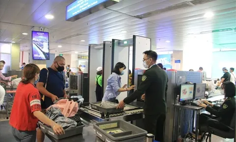 Bộ Công an khuyến cáo rủi ro khi xách hộ hàng hóa tại sân bay