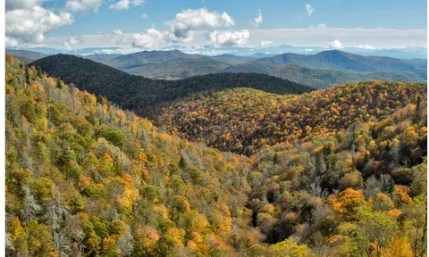 Thị trấn nhỏ ở North Carolina có suối nước nóng duy nhất trong bang