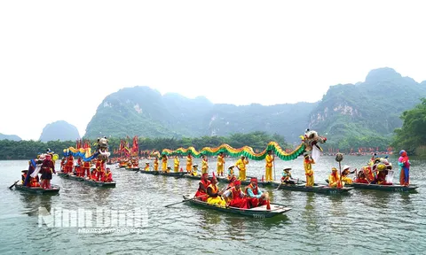 Du khách nô nức trẩy hội Tràng An - Lễ hội kết nối các di sản