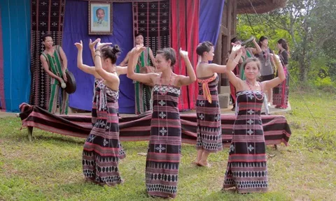 Tái hiện nghi thức "Đặt tên họ Hồ" tại Làng Văn hóa, Du lịch các dân tộc Việt Nam trong kỷ niệm "Tháng Năm nhớ Bác"