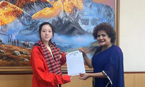 Thiếu nữ 16 tuổi người Trung Quốc thành công chinh phục "nóc nhà thế giới"