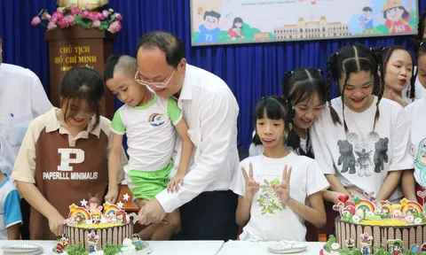 Lãnh đạo TP.HCM thăm và tặng quà trẻ em nhân ngày Quốc tế thiếu nhi 1/6