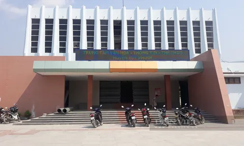 Giám đốc một trung tâm ở Bình Định đột tử khi đang phát biểu