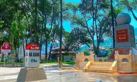 Cột mốc Km0 nổi tiếng ở Hà Giang được cắm lại