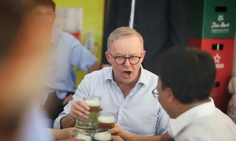 Thủ tướng Australia thưởng thức bánh mì và "đặc sản" bia hơi vỉa hè Hà Nội