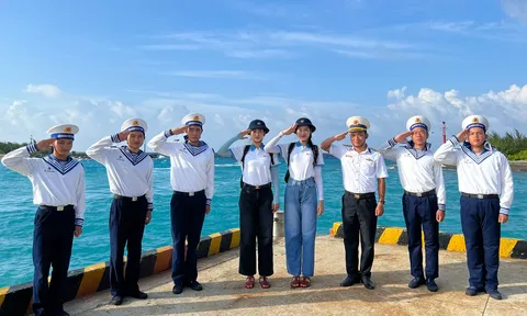 Hoa hậu Đoàn Thiên Ân và Đỗ Thị Hà xúc động khi lần đầu được đến thăm Quần đảo Trường Sa