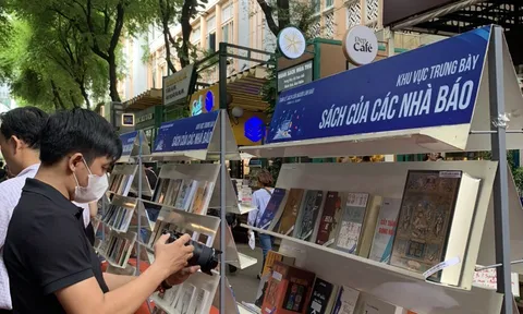 Tuần lễ Sách tôn vinh người làm báo