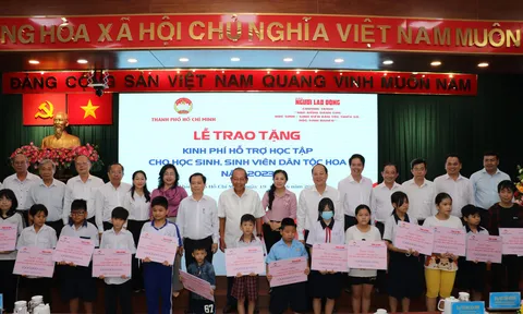 300 triệu đồng hỗ trợ học sinh, sinh viên dân tộc Hoa có hoàn cảnh khó khăn tại TPHCM