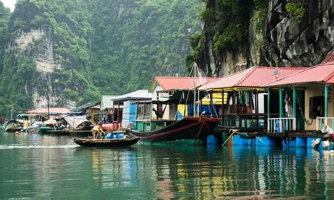 Top địa điểm "cổ tích" trên thế giới: Làng chài Cửa Vạn của Việt Nam đẹp đến nao lòng!