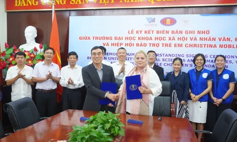 Christina Noble Foundation trao tặng 20 suất học bổng cho sinh viên Nhân văn