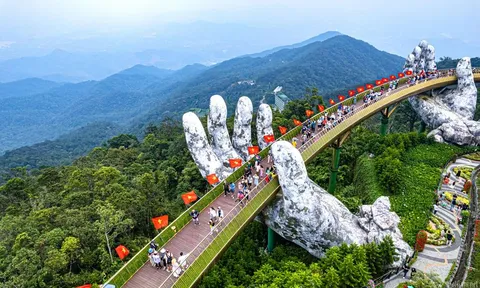 Bãi biển, điểm du lịch ở Đà Nẵng đông kín khách ngày Quốc khánh
