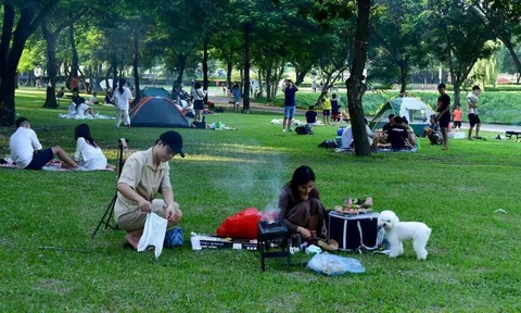 Nghỉ lễ 2/9, người Hà Nội đổ ra công viên, bãi cỏ chân cầu cắm trại