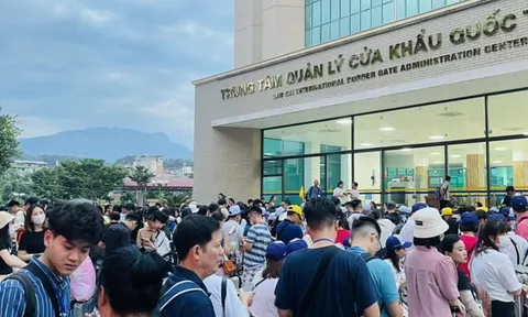 Cửa khẩu Lào Cai đông nghịt khách xếp hàng sang Trung Quốc du lịch dịp nghỉ lễ