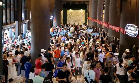 Quảng Ninh đón hơn 200 ngàn khách, thu gần 500 tỷ đồng trong 2 ngày đầu nghỉ lễ