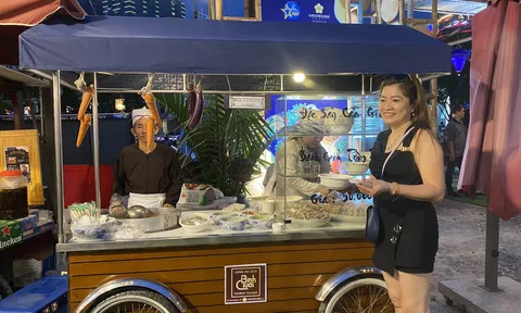 Thưởng thức đặc sản Việt Nam tại Phố đi bộ Nguyễn Huệ