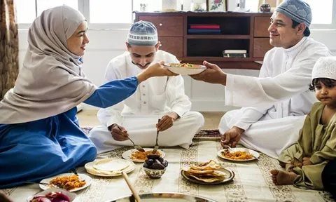 Những điều không nên làm khi dùng bữa trên thế giới
