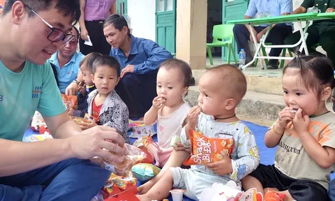 Tạp chí Vietnam Travel mang Trung thu ấm áp đến với trẻ em vùng biên giới
