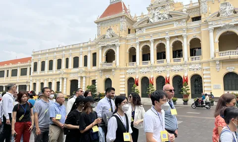 Tour tham quan trụ sở HĐNĐ – UBND TP.HCM thu hút gần 5.000 lượt khách