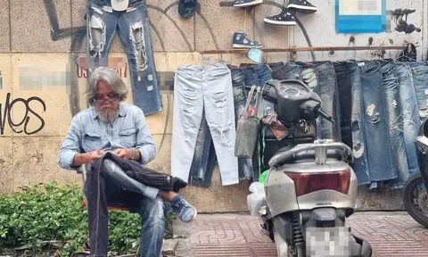 Độc lạ nghệ thuật làm rách quần jeans giữa lòng thành phố
