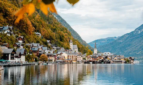 Chiêm ngưỡng khung cảnh mùa thu ở Hallstatt - Làng cổ bên hồ đẹp nhất thế giới