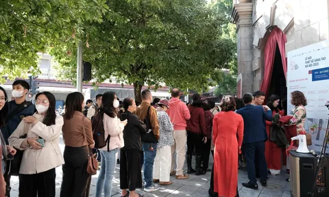 Du khách xếp hàng dài chờ vào thăm tháp nước Hàng Đậu lần đầu mở cửa sau gần 130 năm