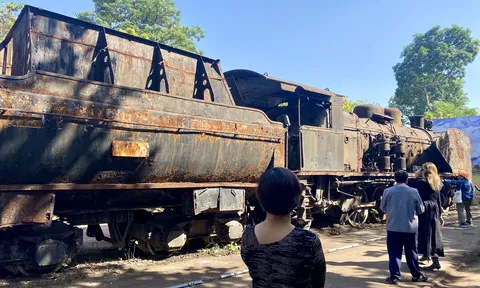 Du khách đổ xô tham quan Nhà máy xe lửa Gia Lâm 120 năm tuổi