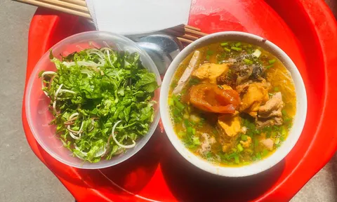 Quán bún riêu hút khách trong con ngõ nhỏ Hà Nội của người phụ nữ đam mê ẩm thực
