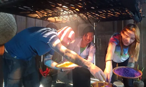 Du khách Ba Lan hào hứng trải nghiệm đồ xôi ngũ sắc ở vùng cao