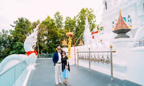 Nguyên Khang cùng mẹ tham dự lễ hội thả đèn trời lớn nhất thế giới