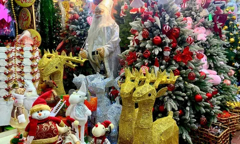Sắc đỏ rực rỡ “thủ phủ” bán đồ trang trí Giáng sinh ở TP.HCM