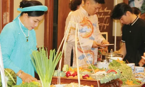 Vang danh ẩm thực Huế: Cơm hến, mè xửng lọt Top 10 kỷ lục châu Á năm 2023