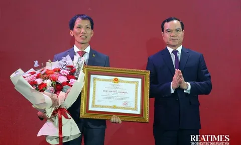 Chủ tịch CEO Group Đoàn Văn Bình đón nhận Huân chương Lao động hạng Ba