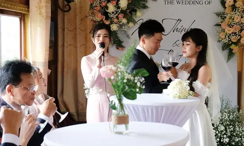 Lần đầu tiên, một đám cưới được tổ chức trên toa tàu cổ tại ga Đà Lạt