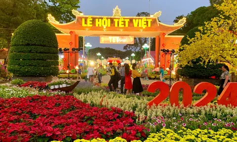 Người dân tấp nập đổ về "trẩy hội" tại Lễ hội Tết Việt 2024