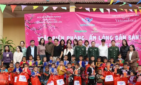 Lần đầu nhận lì xì mừng tuổi và nụ cười của hàng trăm đứa trẻ ở Mường Khương