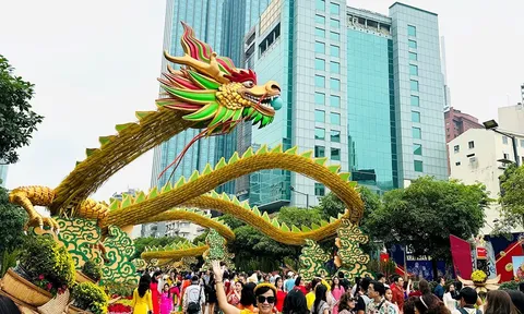 Thu hút hơn 1,2 triệu lượt khách, linh vật rồng được lưu lại đường hoa Nguyễn Huệ hết tháng Giêng
