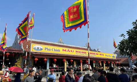 Chợ Viềng Xuân 2024 chờ giờ khai hội đón khách cầu may