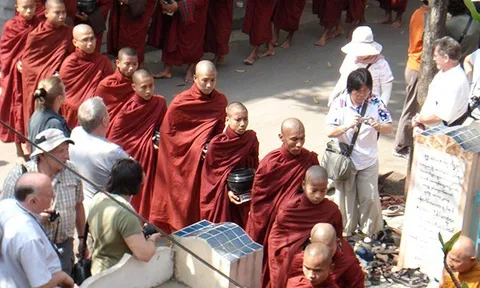Cận cảnh bữa trưa của 1.000 hòa thượng ở Myanmar