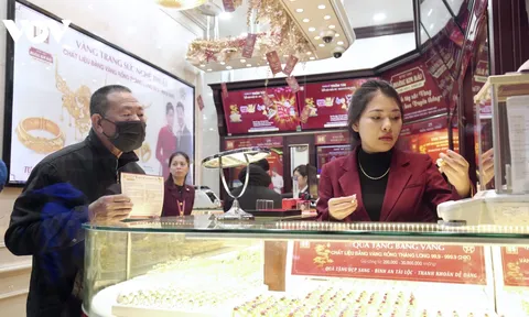 Giá vàng “nhảy múa” ngày vía Thần Tài, chuyên gia cảnh báo người mua có thể lỗ nặng