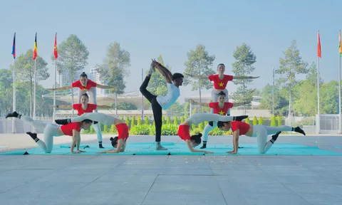 Đặc sắc màn biểu diễn với gần 1000 HLV và VĐV Yoga, thể dục dưỡng sinh tại Bình Dương