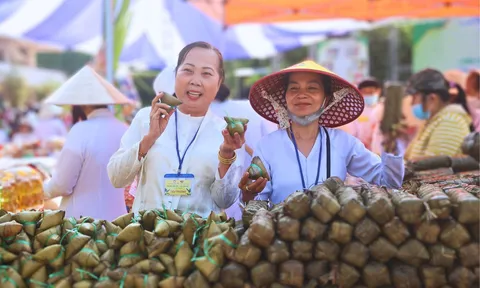 Đa dạng ẩm thực trong phiên chợ “trả tiền bằng lá”