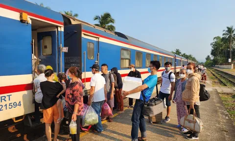 Giá vé máy bay tăng cao, du lịch tàu hỏa hút khách dịp lễ 30/4