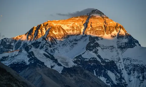 Trung Quốc mở lại con đường chinh phục Everest từ Tây Tạng cho khách nước ngoài